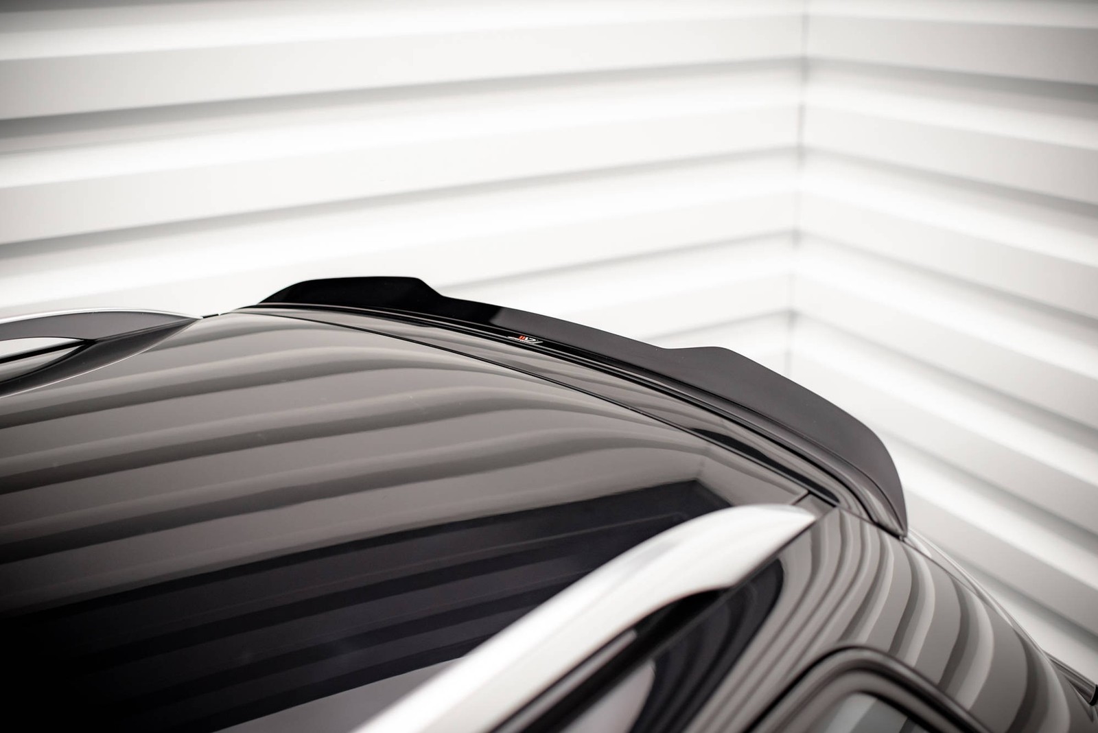 Spoiler Seat Exeo ST Maxton noir brillant pour vos trajets quotidiens - 4