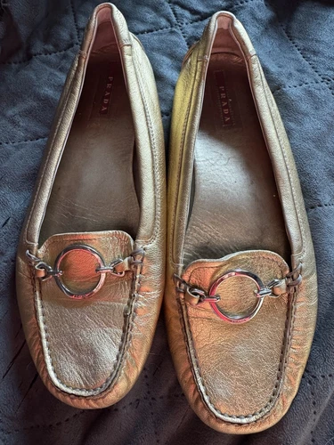 Mocassins femme Prada dorés avec quincaillerie argentée taille 38 (US taille 8)
