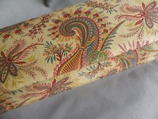 BOITE ANCIENNE CARTON ET TISSU "CACHEMIRE"  . " AU PRINTEMPS" .