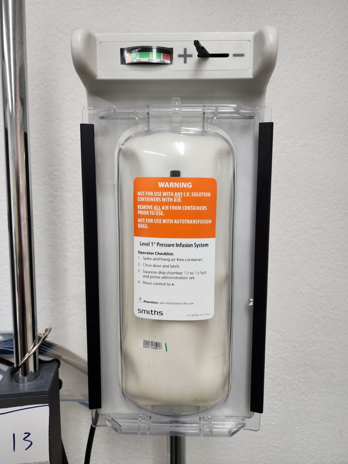 Smiths Medical Dual H-2 Pressure Chamber Level 1 on Rolling Cart w/ IV Pole