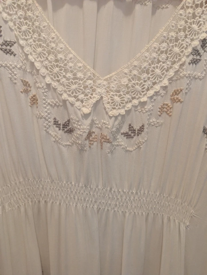 Top Monoreno Detalle Encaje en Crema Grande Foto 4 de 4