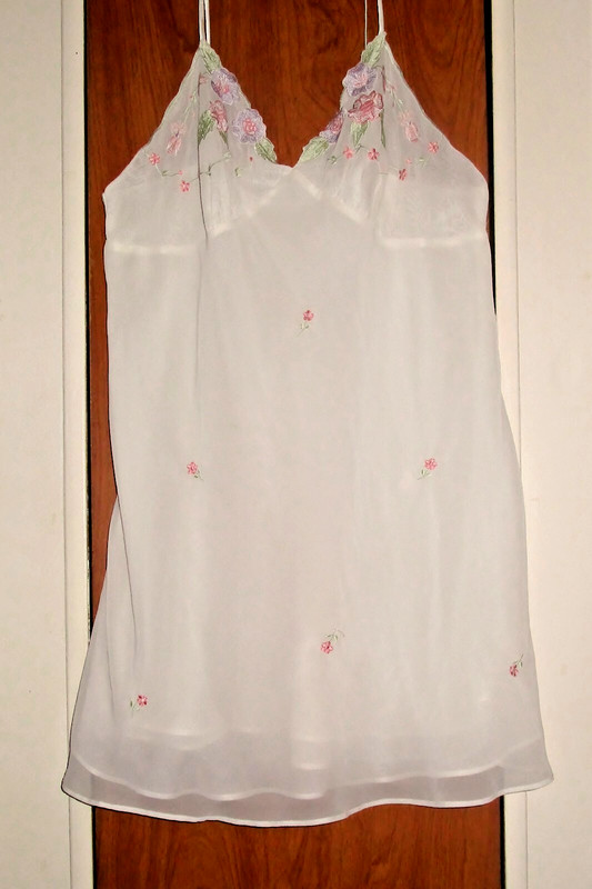 Valerie Stevens white polyester sleeveless nightie w/ embroidery size Medium EUC