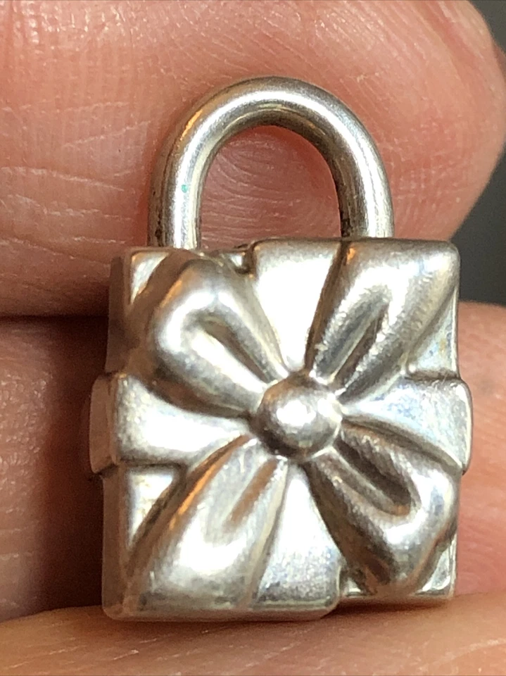 Tiffany & Co Plata Firma Caja de Regalo Candado Dije Colgante 14.8g, 3/4" x 1/2" Foto 3 de 4