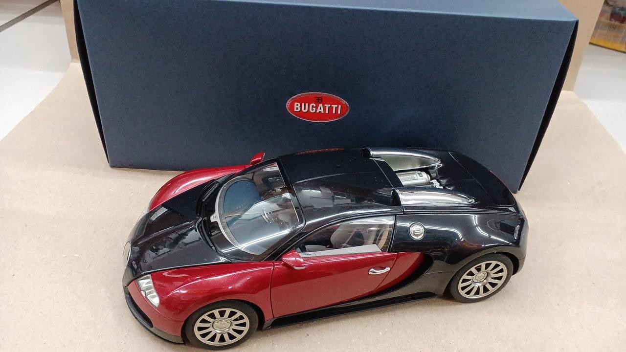 AUTOart Bugatti EB 16.4 Veyron Frank Furt 2001 Black Red 70901