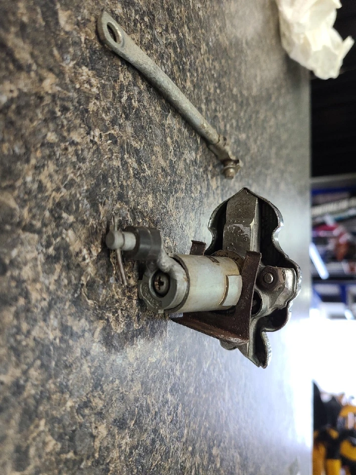 Packard Executive 1956 emblema de bloqueo de maletero con conjunto deslizante, varilla y pestillo Foto 4 de 4