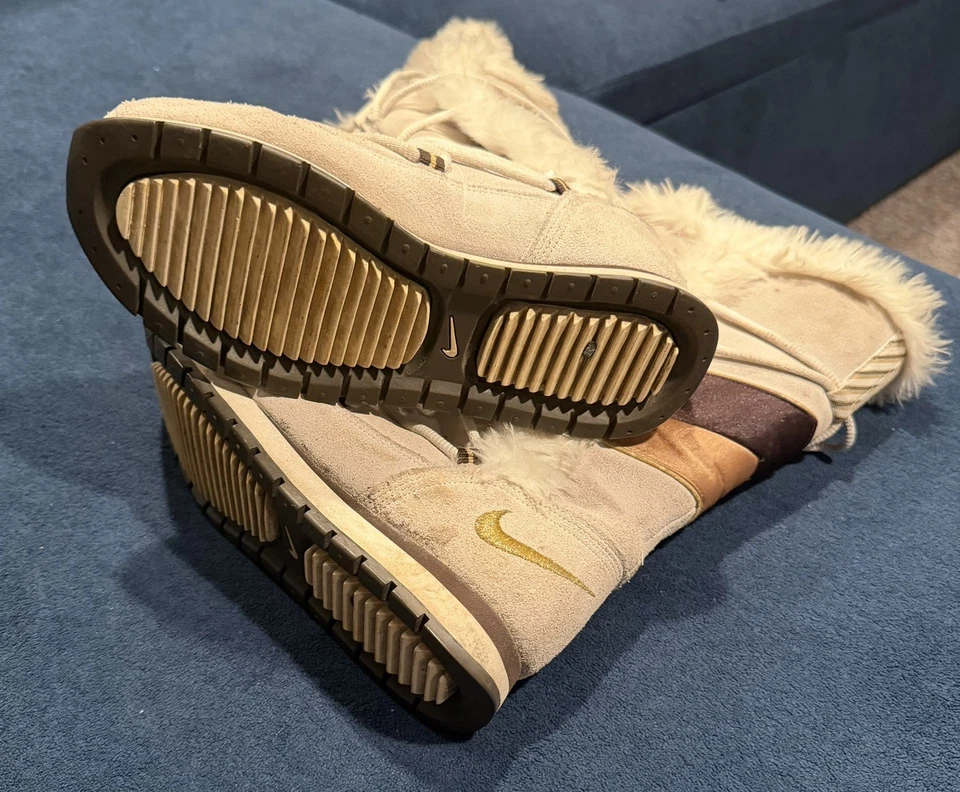 复古 2006 女式白色耐克麂皮绒中筒冬季靴 Pom Pom 侧拉链 8.5 — 第 2/4 张图片