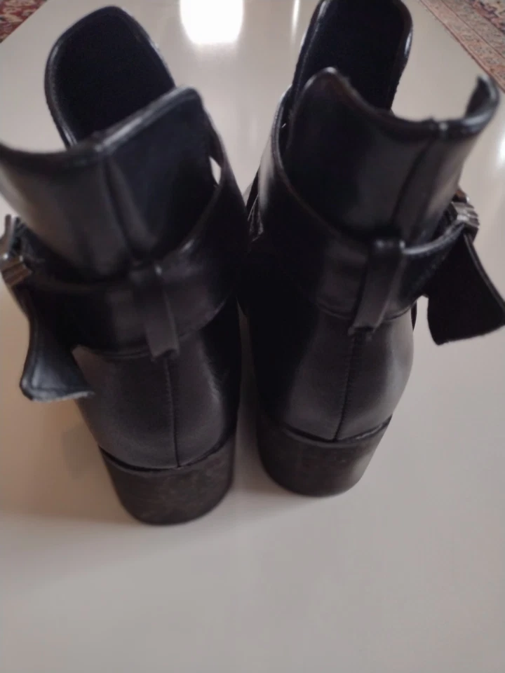 Black Bootie Size 8 Breckelles Slip On Has Buckle - Imagem 3 de 4