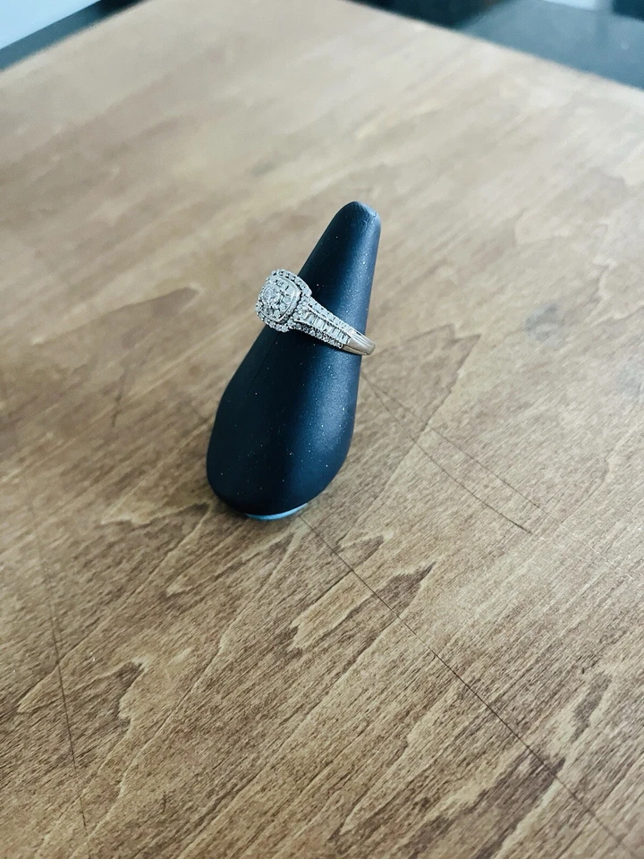 Diamond Engagement Ring 1/2 ct tw Round & Baguette 10K White Gold - Image 4 of 4