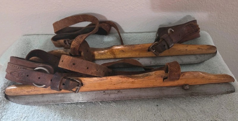 VINTAGE JUNGENS NOOR  DUTCH WOODEN ICE SKATES SIZE 25