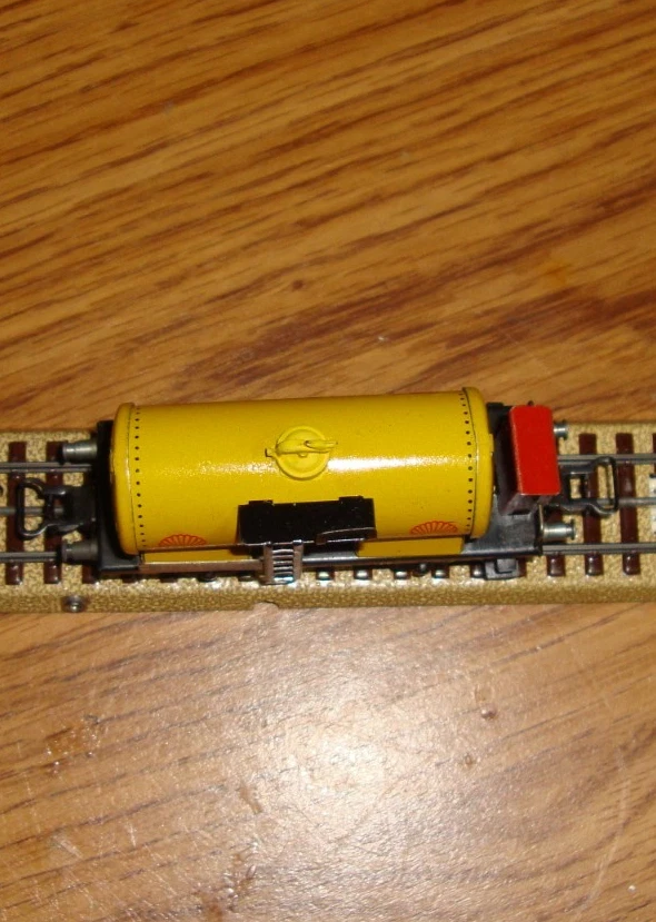 MARKLIN HO  374 .6   SHELL TANK CAR  1947  TINPLATE  BK 4.2 COUPLINGS  EXCELLENT - Image 4 of 4