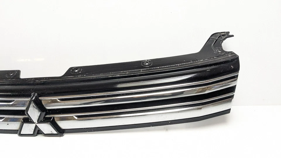 REJILLA PARACHOQUES RADIADOR MITSUBISHI OUTLANDER MK3 7450A643 2015 Foto 3 de 4