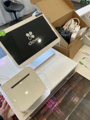 Clover Station Solo Bundle POS w/ Large 14-in Display + Cash Drawer & Printer