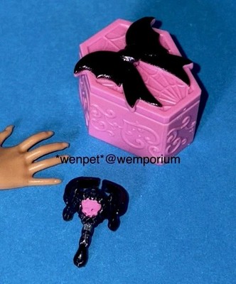 Monster High Draculaura Scary Sweet 1600 G3 Halskette + Geschenkbox Puppenzubehör