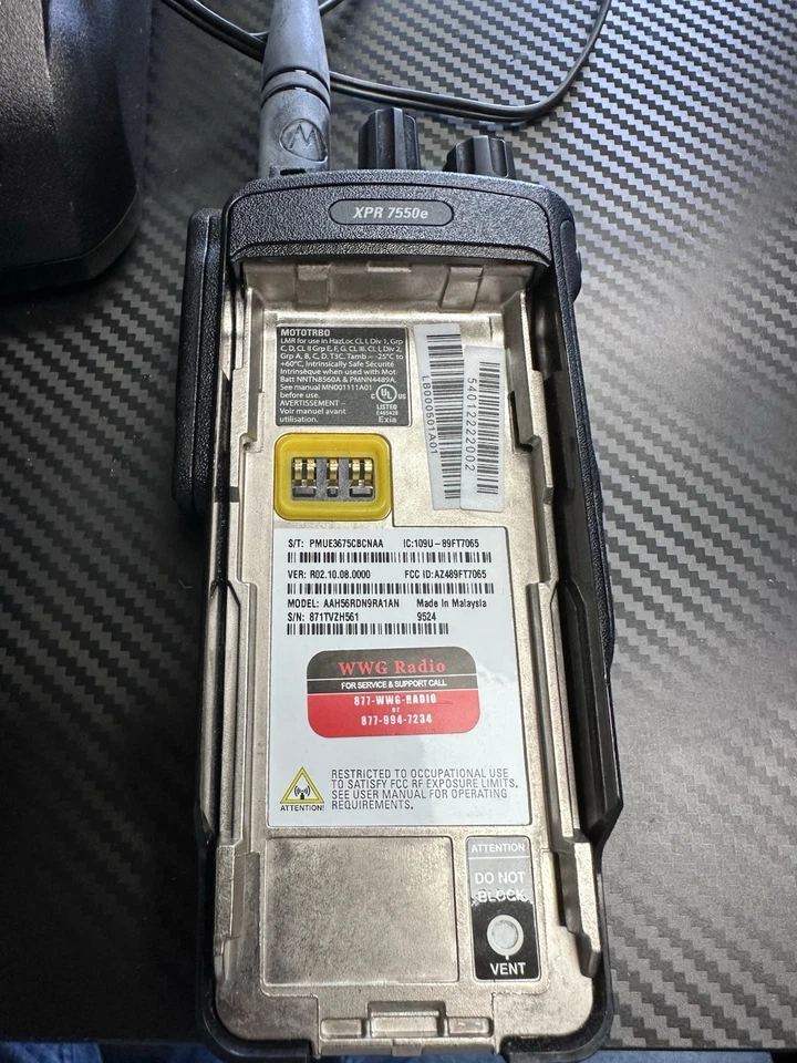 Motorola XPR 7550e UHF 403-512 Digital Display Two-Way Radio w/charger - Image 4 of 4