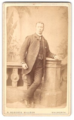 Fotografie R. Robert Willson, Walworth, 116 Walworth Road, junger Mann im Anzug 