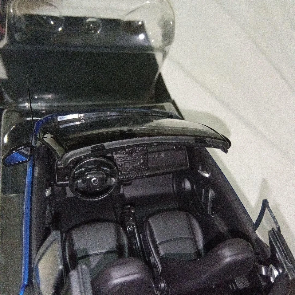 MINICHAMPS 1/18 Smart Fortwo Cabrio 2007 Blue/Black Diecast Model Car Collector - Image 4 of 4