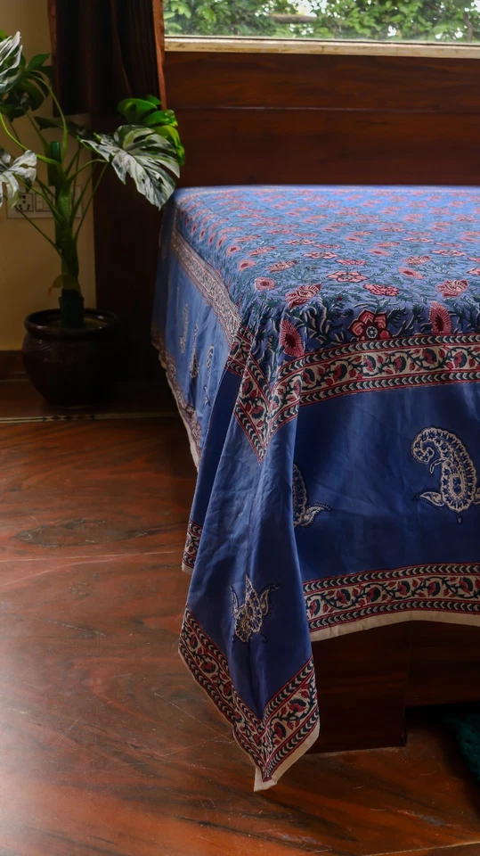 Funda de cama de algodón con estampado floral a mano en azul y rosa Foto 3 de 4