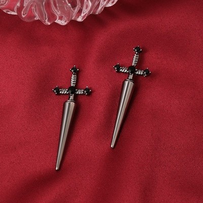 Zarte Damen Gothic Schwert Ohrringe mit Kristallen für den Alltag