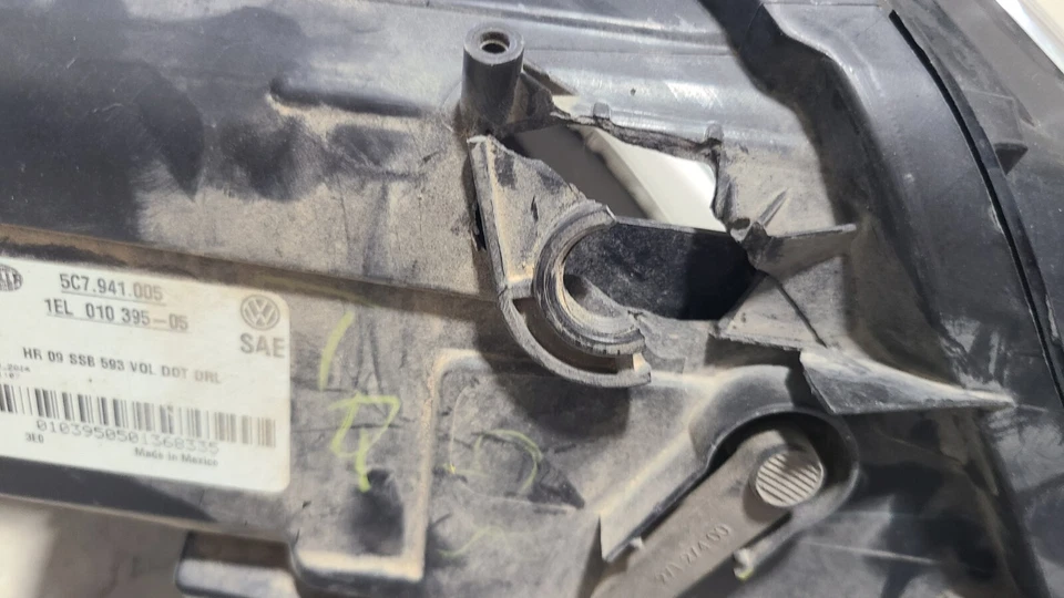 Faros Volkswagen Jetta 2014 Hella piezas del lado del conductor solo pestañas rotas Foto 2 de 4