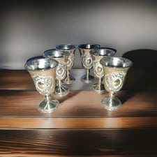 6 posrebrzanych małych kubków każdy 7,6cm wys. i 67gr . Stan dobry. Bardzo dekoracyjny