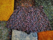 Primark Mädchen Shorts mit Blumen-Motiv, Gr. 110