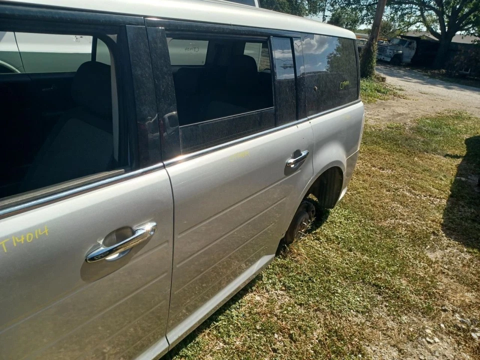 (LOCAL PICKUP ONLY) Rear Bumper Park Assist 1 Exhaust Cutout Fits 10-12 FLEX 611 Foto 3 de 4