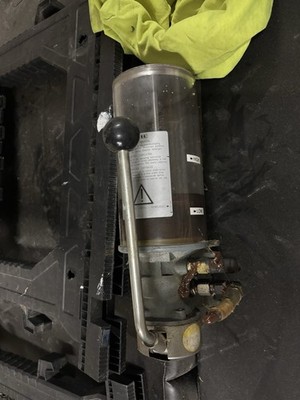 Vogel PF-23-2 Manual Lubrication Pump with Reservoir Industrial Equipment