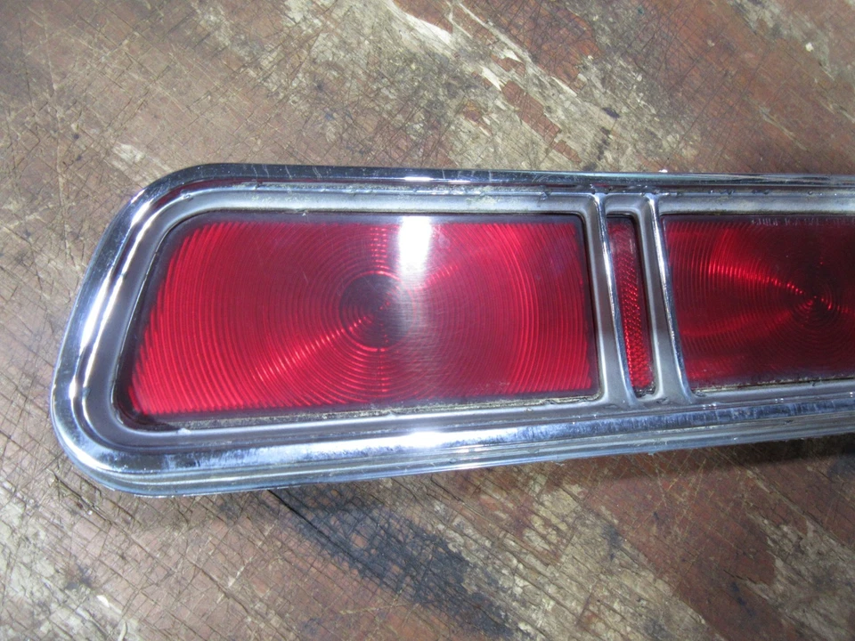 1967 Chevrolet Caprice exterior tail light lens housing trim assembly base DR - Изображение 2 из 4