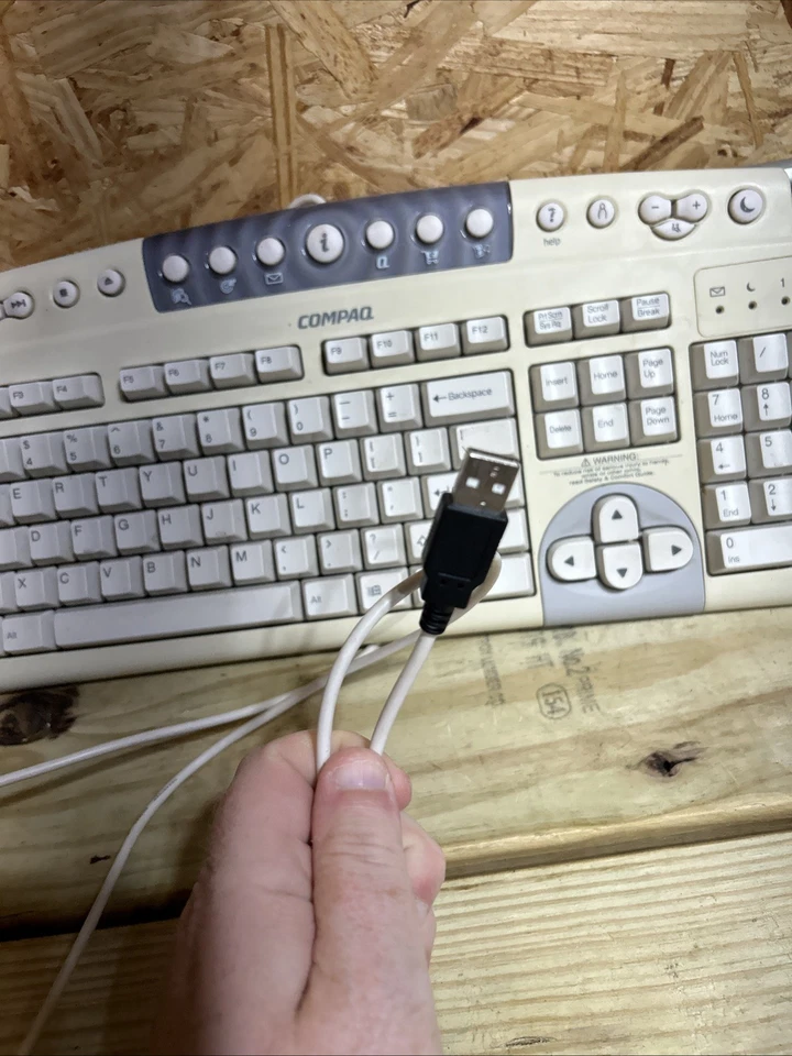 Vintage Compaq Wired USB Keyboard Model SDM4540UL, Missing Leg - Image 4 of 4