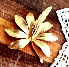 Gold Tone Leaf Flower Brooch 2.25" X 2.25" Unsigned 1950s PIM Joseph Piscitelli?