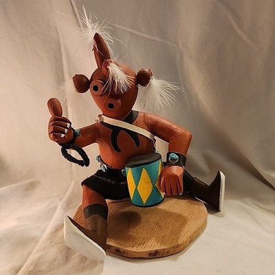 Hopi MudHead Kachina sitzende Puppe spielt Trommel türkis signiert Greg Healing