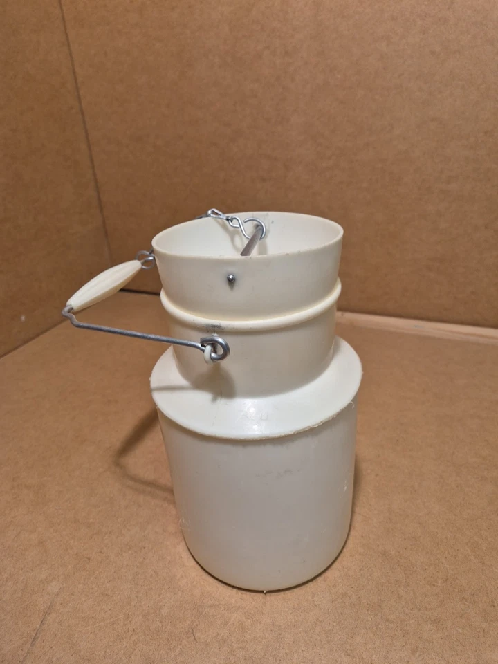 Ancien Pot à Lait Plastique Pola - Photo 1/4