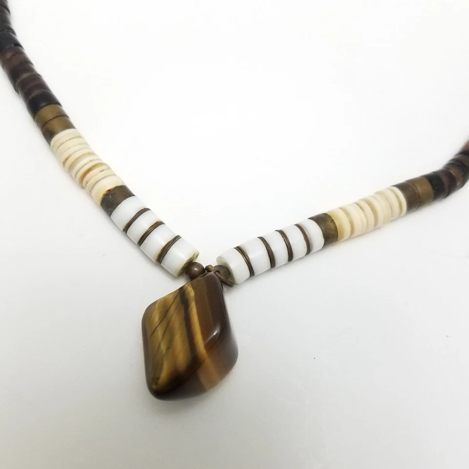 Collar de cuentas Heishi con concha de pluma marrón y piedras preciosas con colgante de piedras preciosas de ojo de tigre Foto 2 de 4