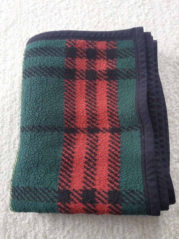 Manta Martha Stewart Grande Estampada Mezcla de Algodón a Cuadros Roja Negra Verde Foto 2 de 4