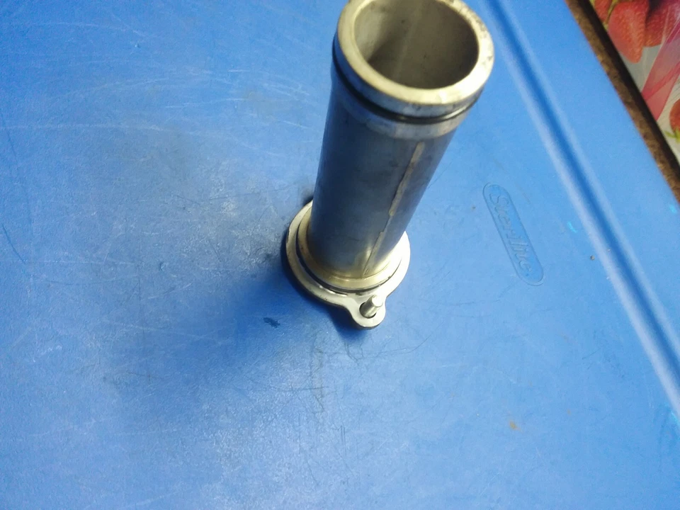 1999-2003 99 00 01 02 03 Victory V92sc bujía trasera pozo tubo orificio OEM Foto 4 de 4