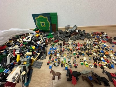 LEGO Bulk Sale: Over 100 Minifigures Used