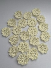 LAVORO LOTTO DI 20 FIORI GIALLO PALLIDO, FATTI A MANO, ABBELLITI ALL'UNCINETTO. NUOVO.