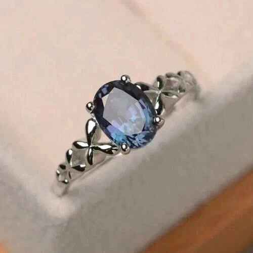 Anillo de boda solitario de alejandrita de corte ovalado de 2,6 quilates de oro blanco de 14 quilates