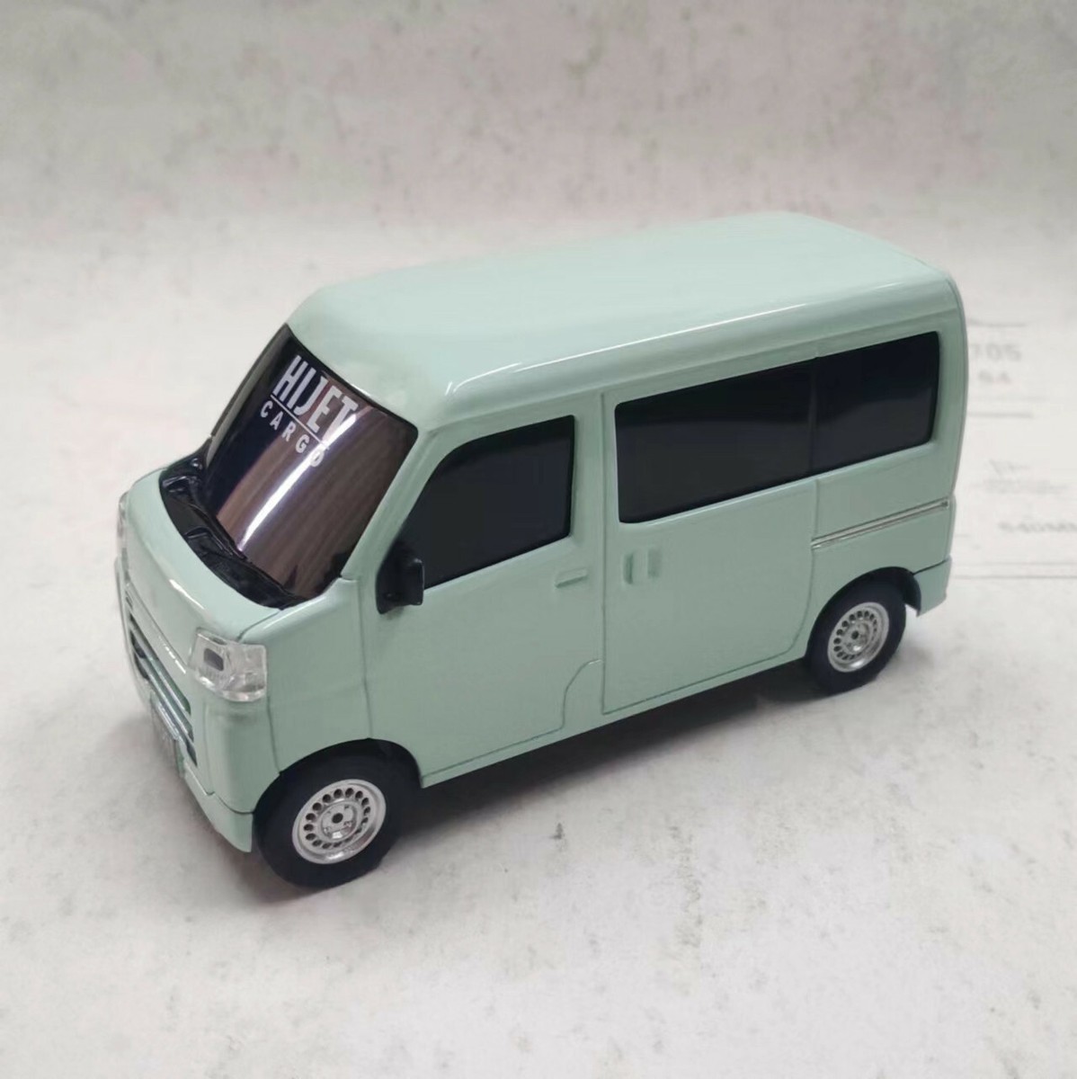 1/32 Daihatsu Hijet Cargo Cruise S700V 2022 Dealer Plastic Model