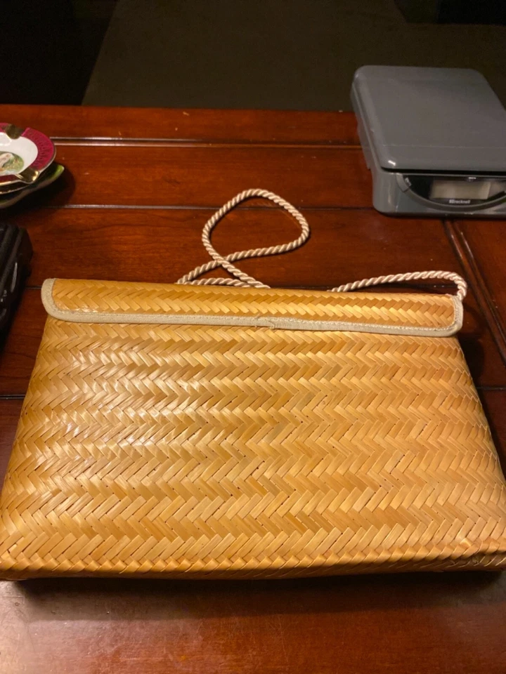 BOLSO DE HOMBRO DE PAJA FORRADO VINTAGE HECHO EN FILIPINAS CON MEDALLÓN BORLA Foto 3 de 4