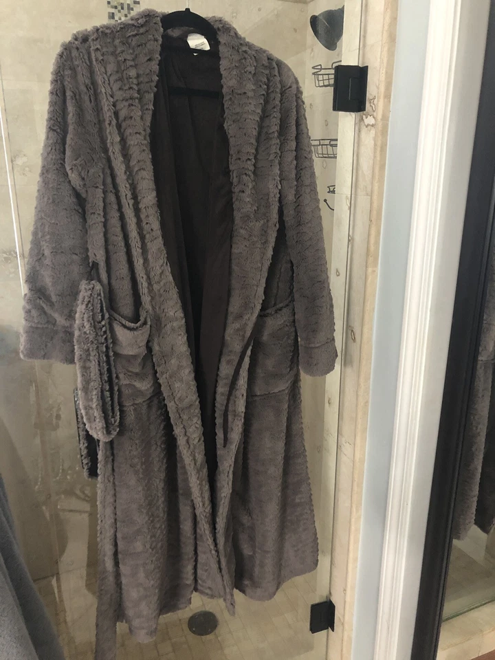 Bata de piel sintética marrón gris Soma. Usado en excelente estado.  Talla S/M Suave y Pesado Foto 4 de 4