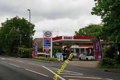 Photo 6x4 Esso Filling Station Hatton Hill/SU9364 Located on the London  c2016