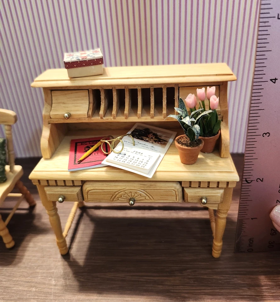 Lote de escrivaninha em miniatura para casa de bonecas levemente usada - escala 1:12 - Imagem 3 de 4