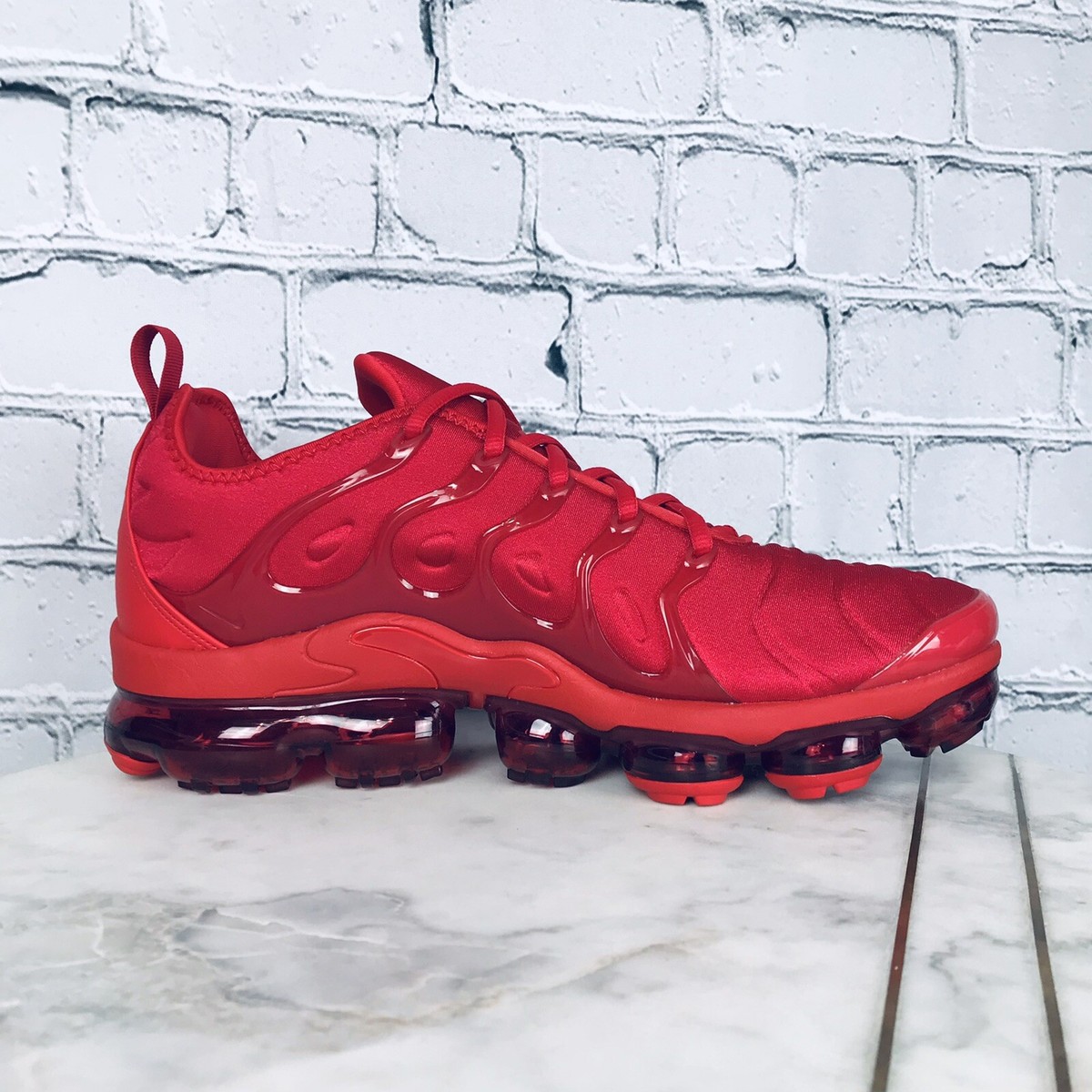 triple red nike air vapormax plus