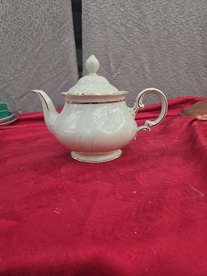 Hutschenreuther LARGE VINTAGE TEAPOT COTTAGE LEAF 24K GOLD TRIM