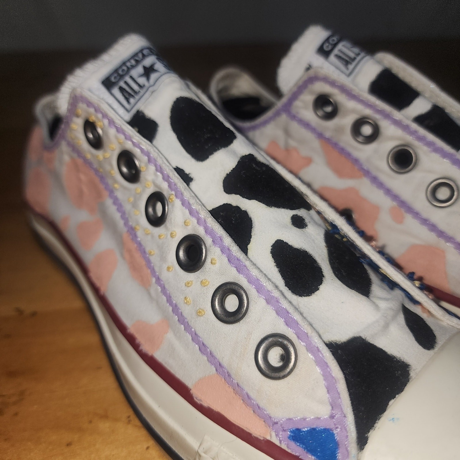 CONVERSE sz 8 woman's painted & partially embroidered sneakers NO LACES thumbnail 2