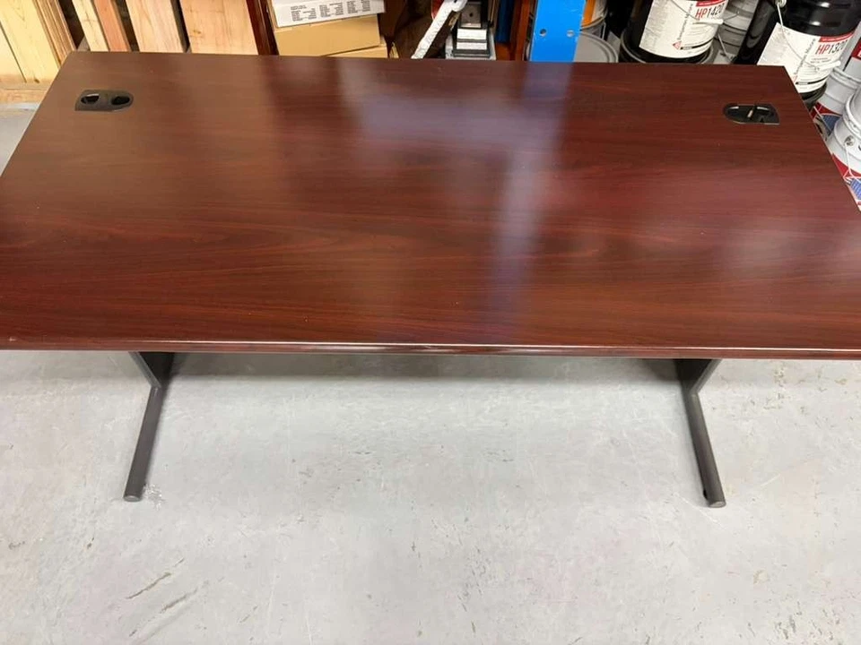 Mesa de escritório moderna – Acabamento em madeira escura – Pernas de metal resistentes - Imagem 2 de 2