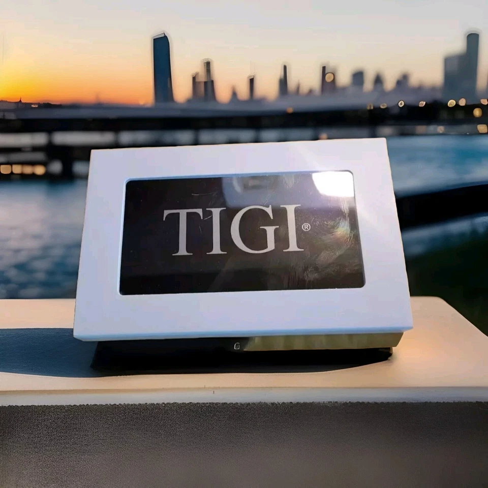 Paleta de sombras de ojos de alta densidad con 8 tonos TIGI Professional Cosmetics Foto 3 de 4