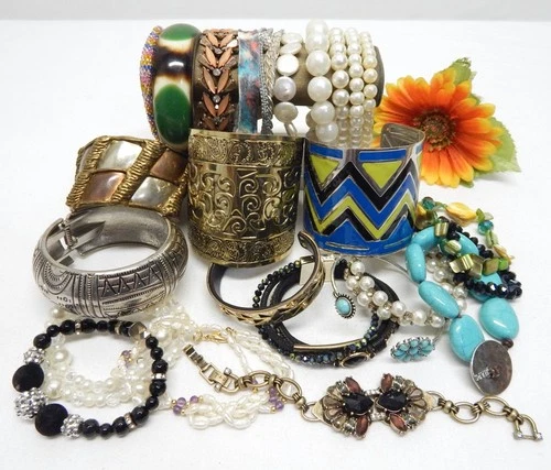 VINTAGE TO NOW FASHION/COSTUME JEWELRY BRACELET LOT, ASSORTED MATERIALS