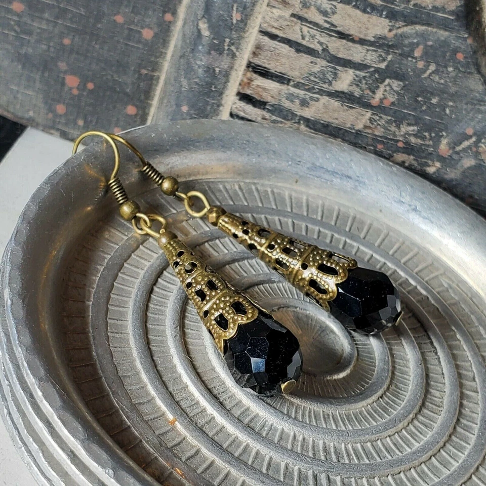 Pendientes antiguos de lágrima de cristal negro azabache facetados de filigrana de bronce Foto 4 de 4
